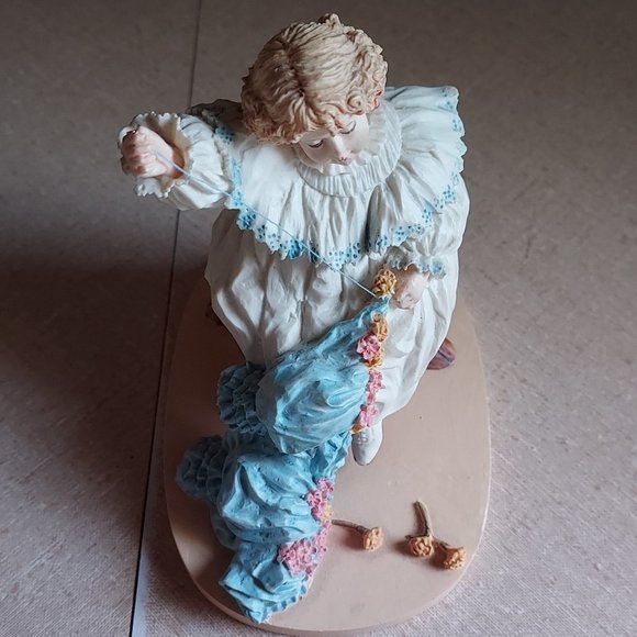 Vintage 1987 Maud Humphrey ''The Seamstress" Limited Edition Figurine H1309 - Picture 6 of 12